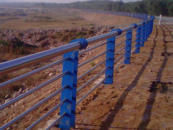 <b>不銹鋼道路護(hù)欄</b>